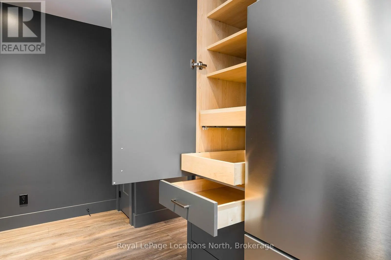 4 - 20 ALICE STREET E, #4