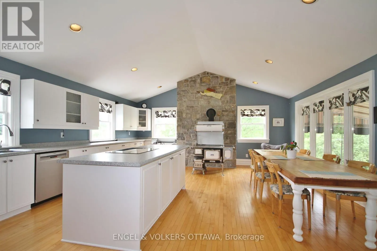 3000/2980 ROGER STEVENS DRIVE