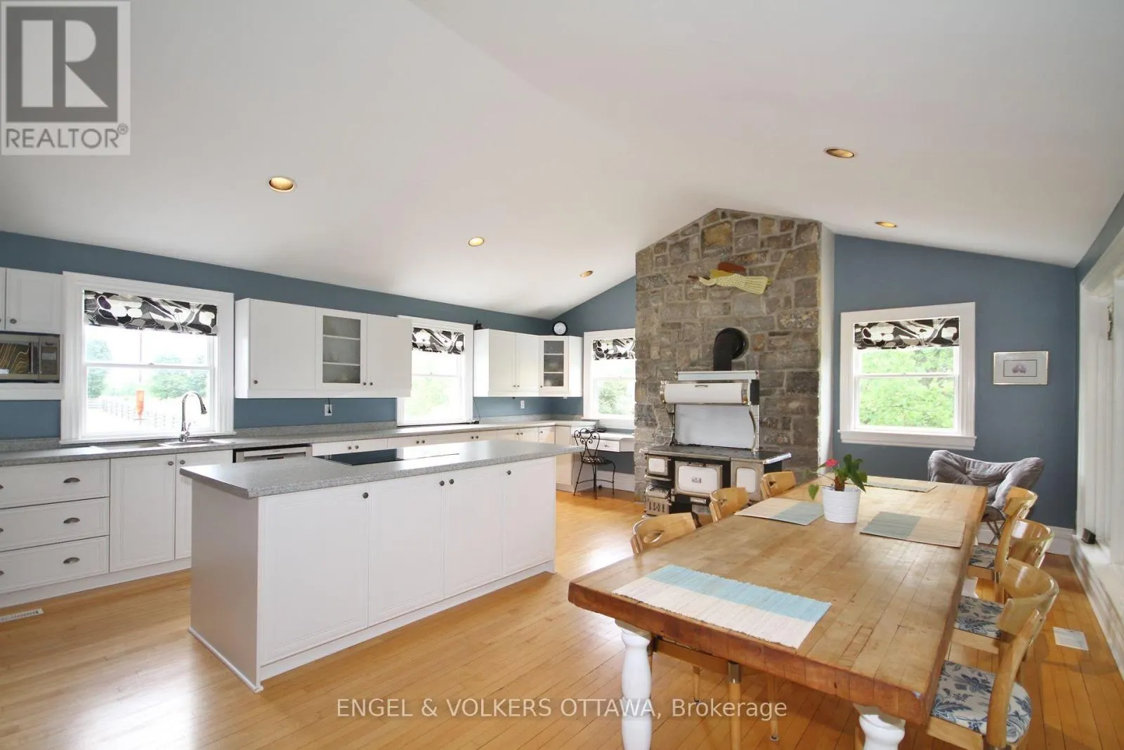 3000/2980 ROGER STEVENS DRIVE