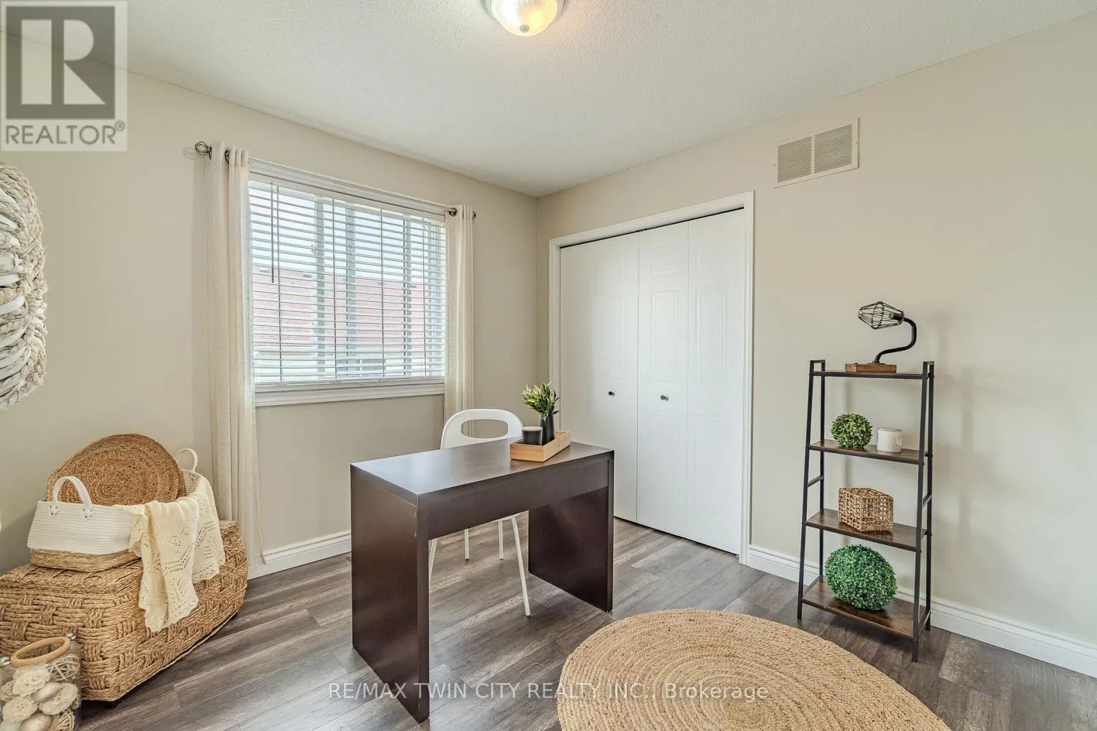 111 AMANDA WALK