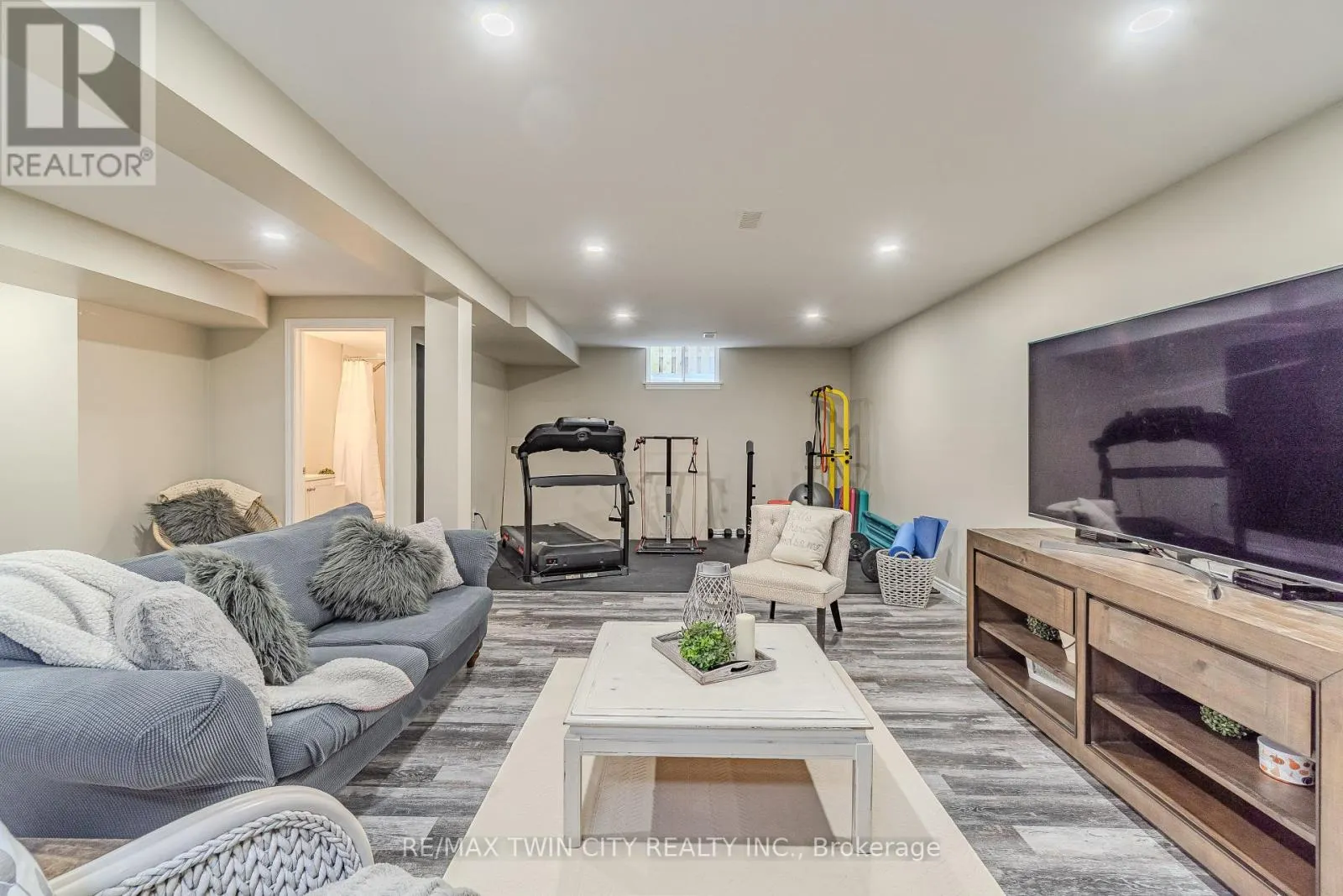 111 AMANDA WALK