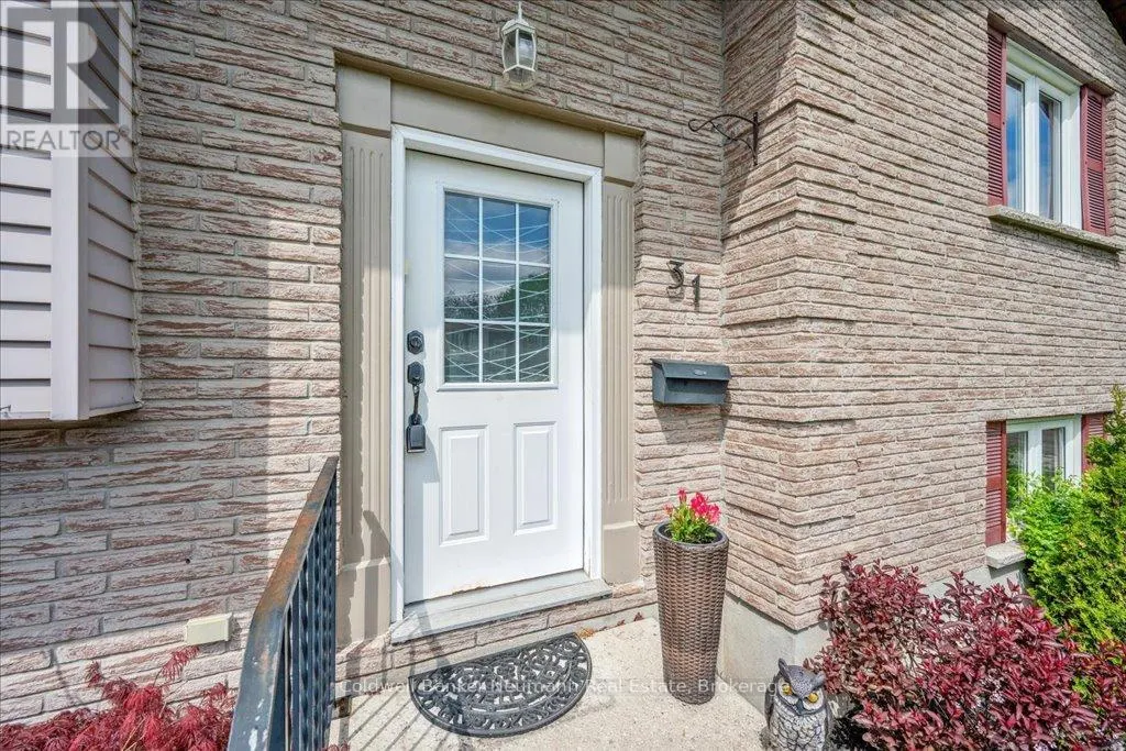 31 CAREY CRESCENT