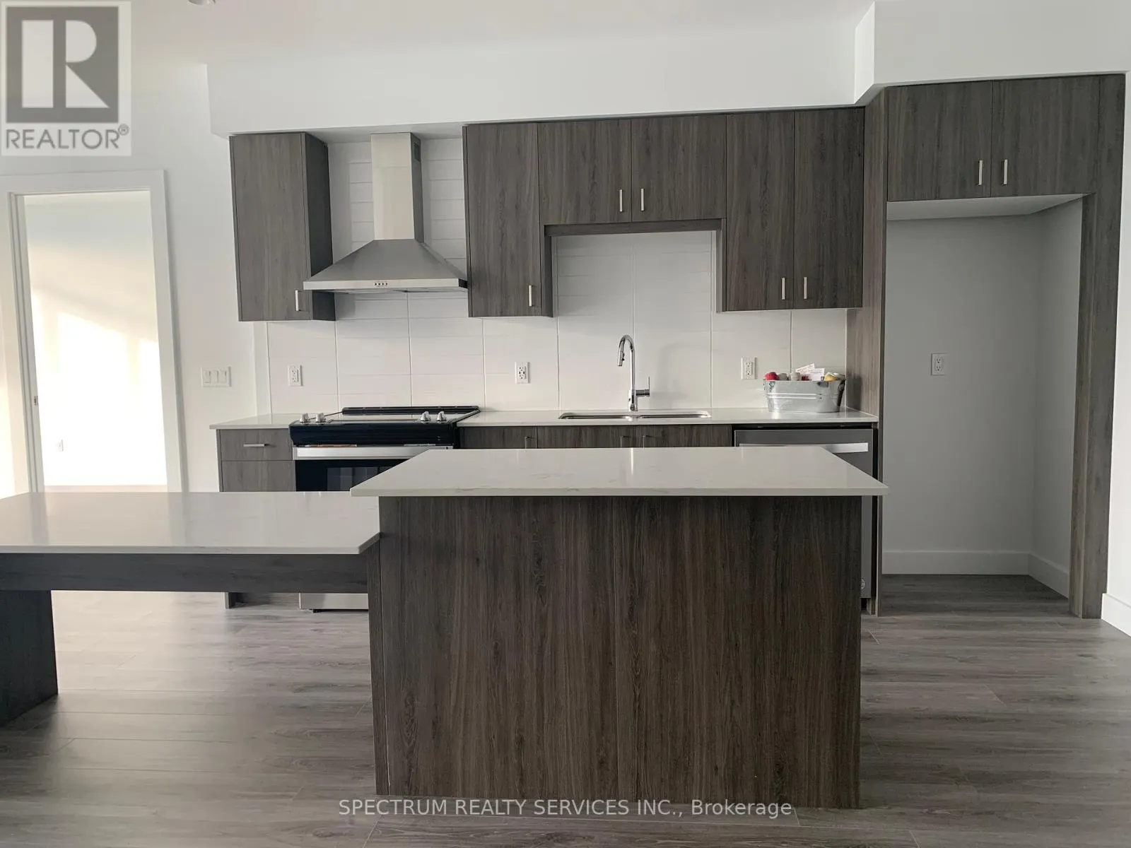 910 - 15 GLEBE STREET