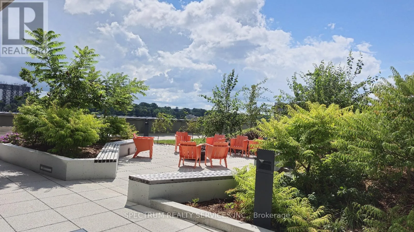 910 - 15 GLEBE STREET