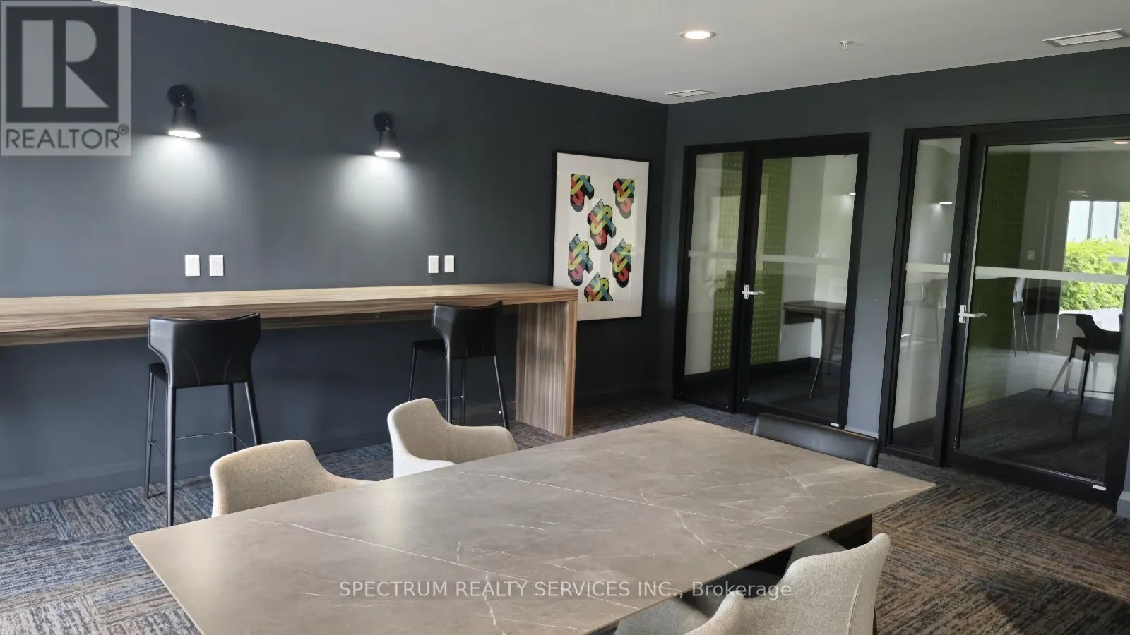 910 - 15 GLEBE STREET