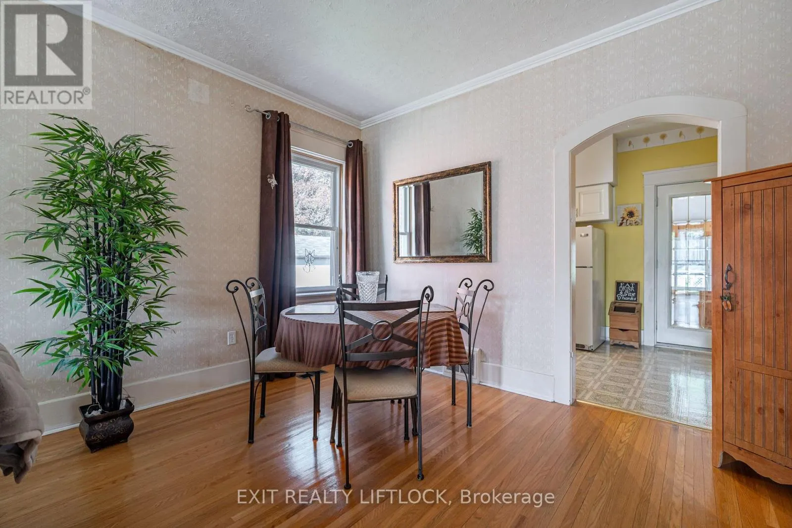 544 DOUGLAS AVENUE
