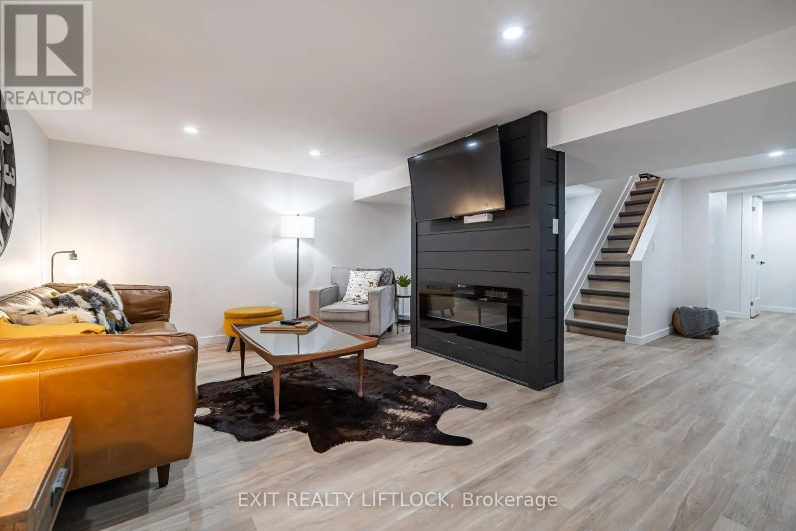 865 KENSINGTON DRIVE