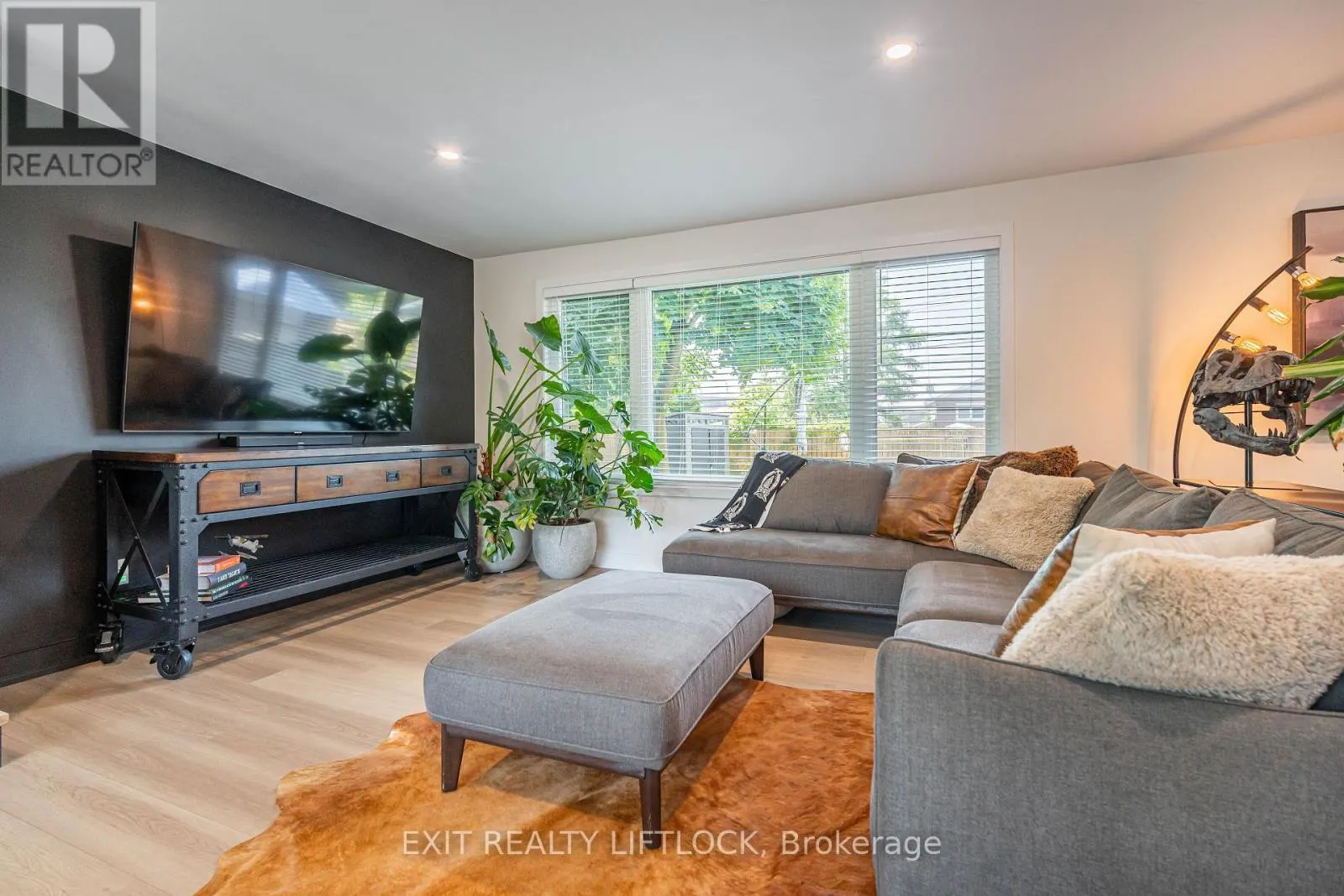 865 KENSINGTON DRIVE