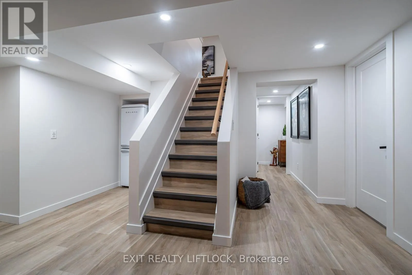 865 KENSINGTON DRIVE