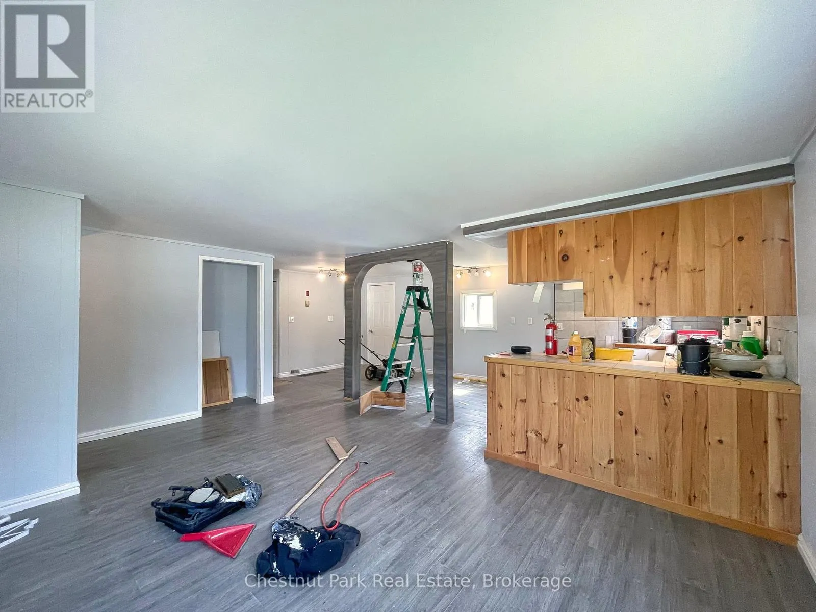 383 THOMPSON STREET