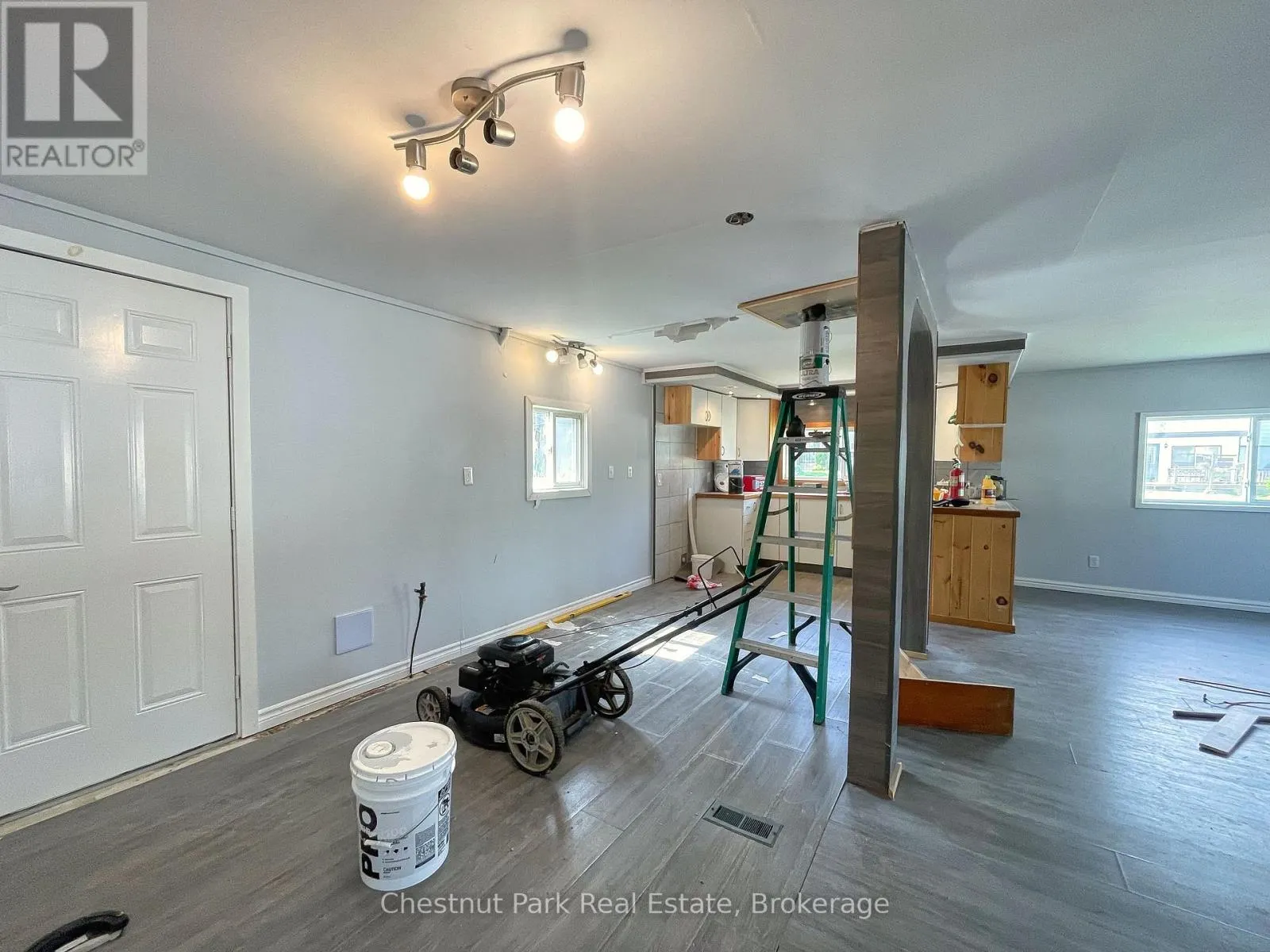 383 THOMPSON STREET