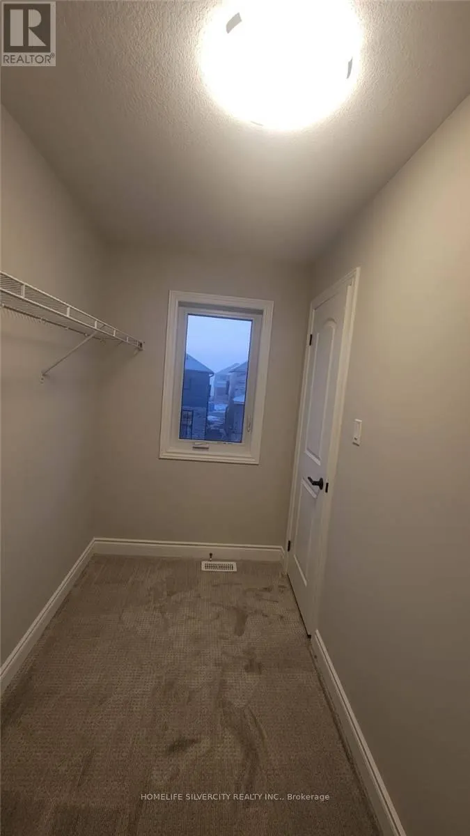 16 GRUNDY CRESCENT