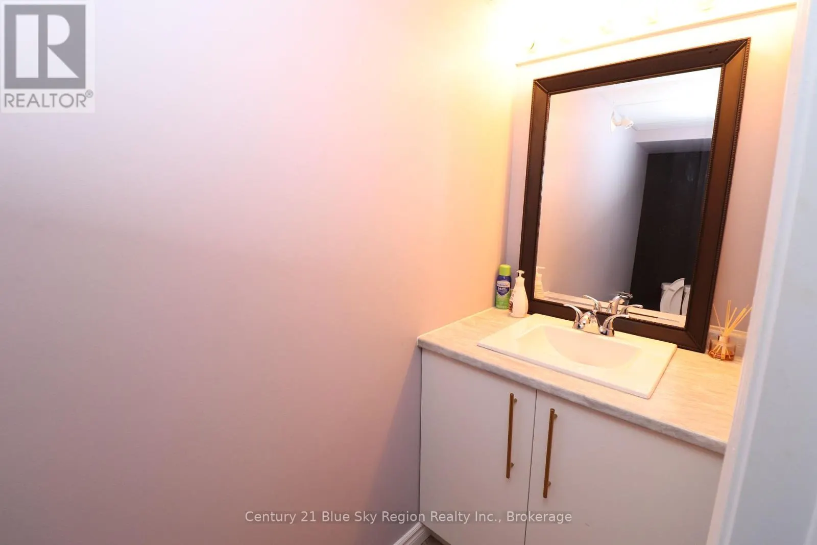 4 - 955 STOCKDALE ROAD, #4