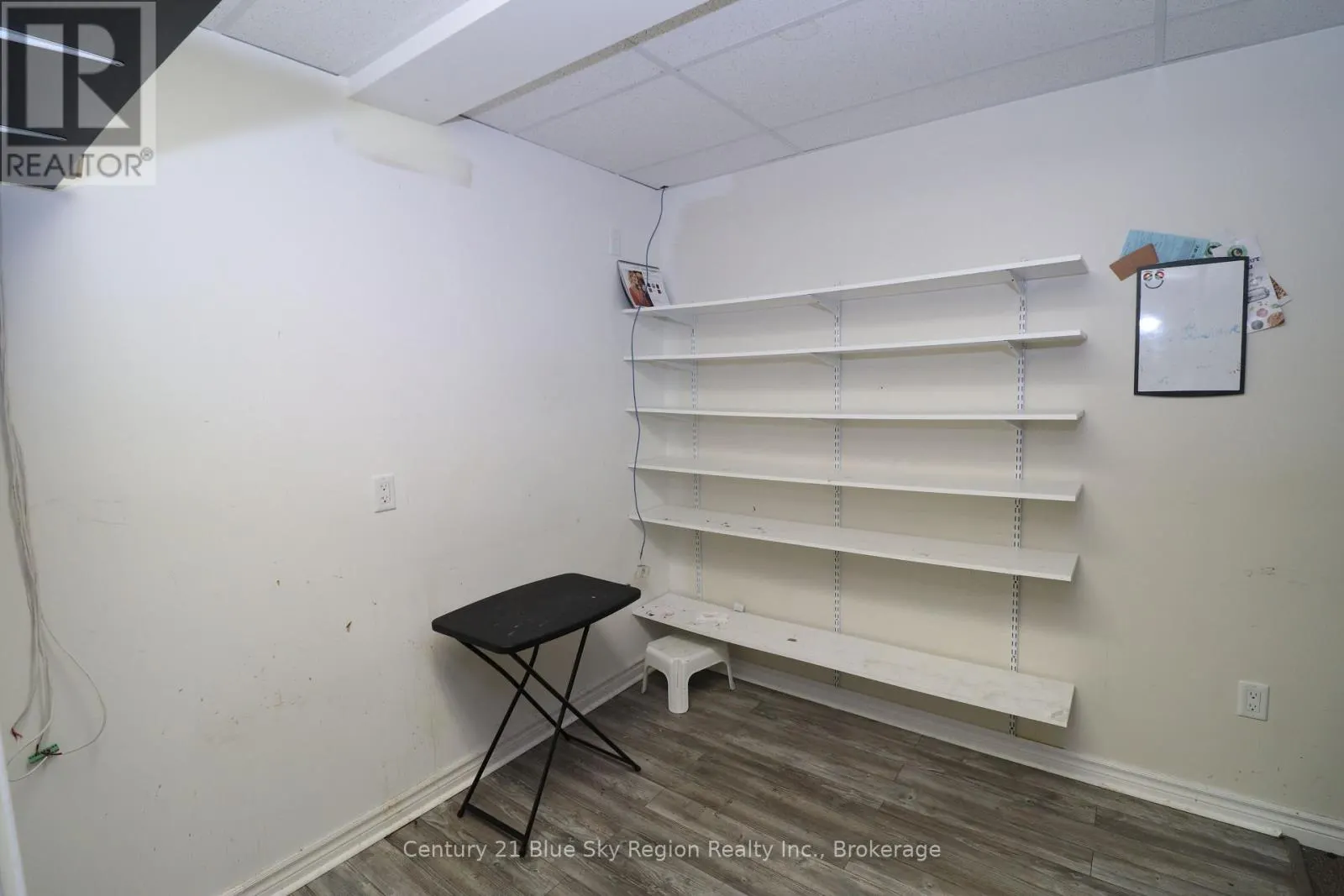 4 - 955 STOCKDALE ROAD, #4