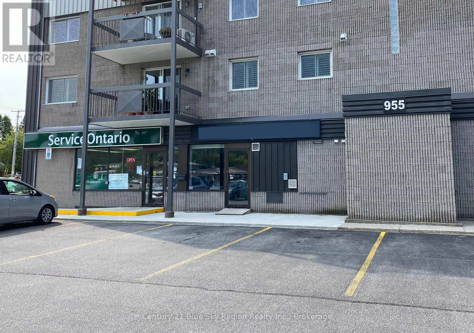 4 - 955 STOCKDALE ROAD, #4