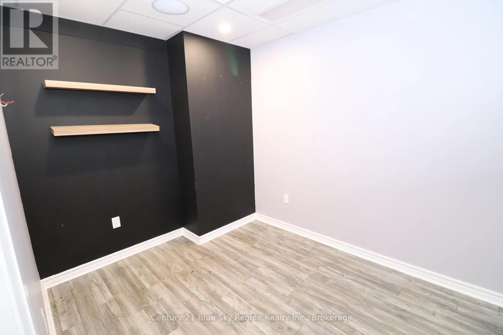 4 - 955 STOCKDALE ROAD, #4