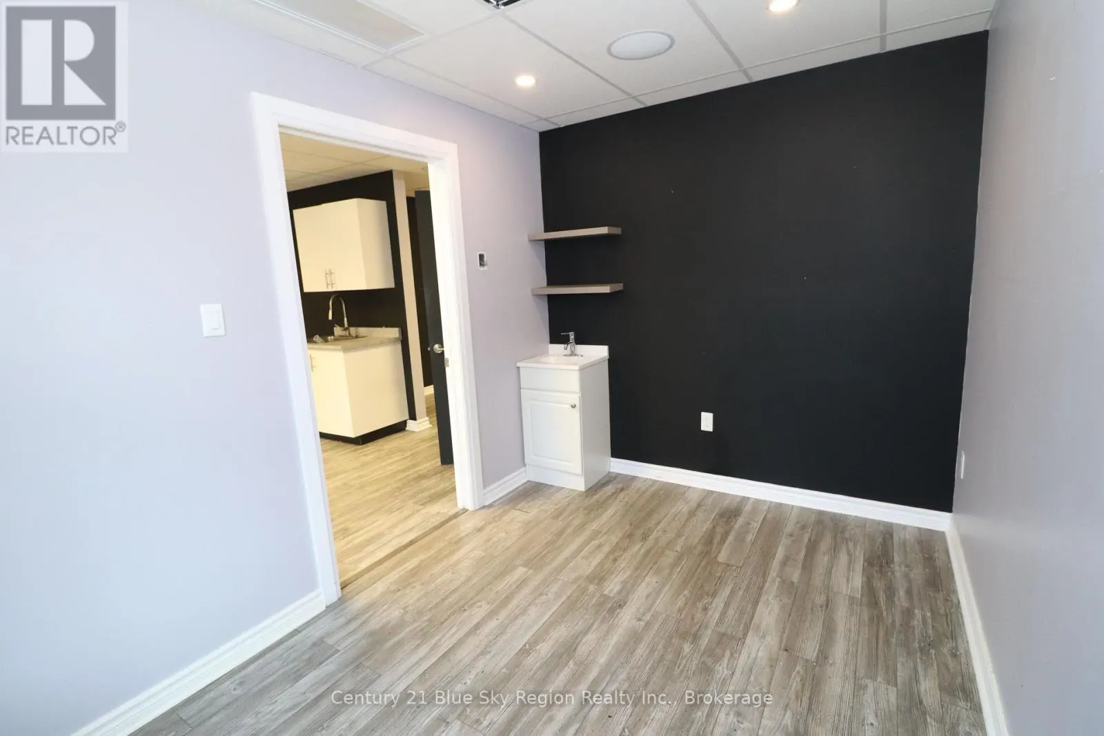 4 - 955 STOCKDALE ROAD, #4