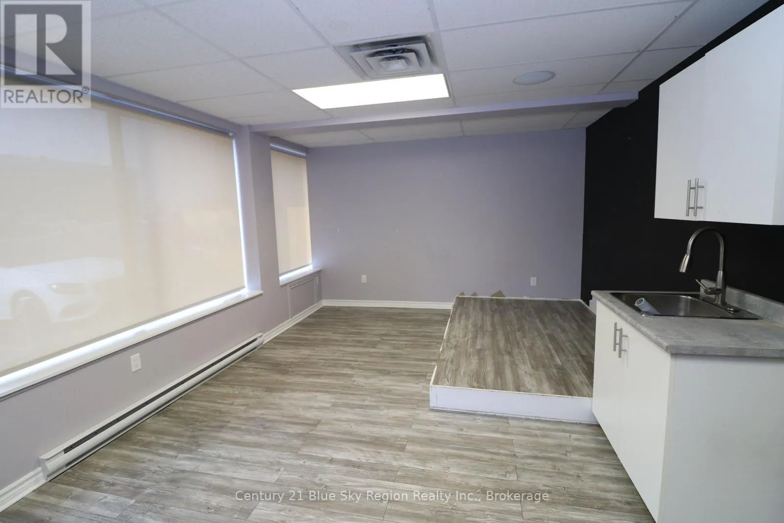 4 - 955 STOCKDALE ROAD, #4