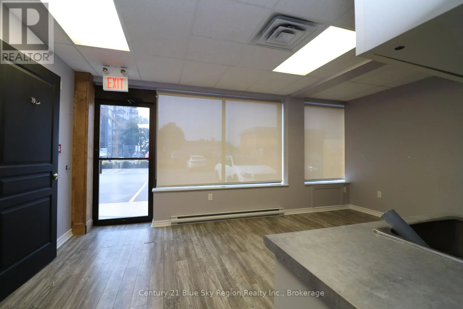 4 - 955 STOCKDALE ROAD, #4