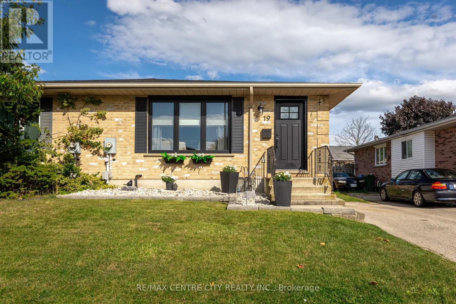 19 CARRIE CRESCENT