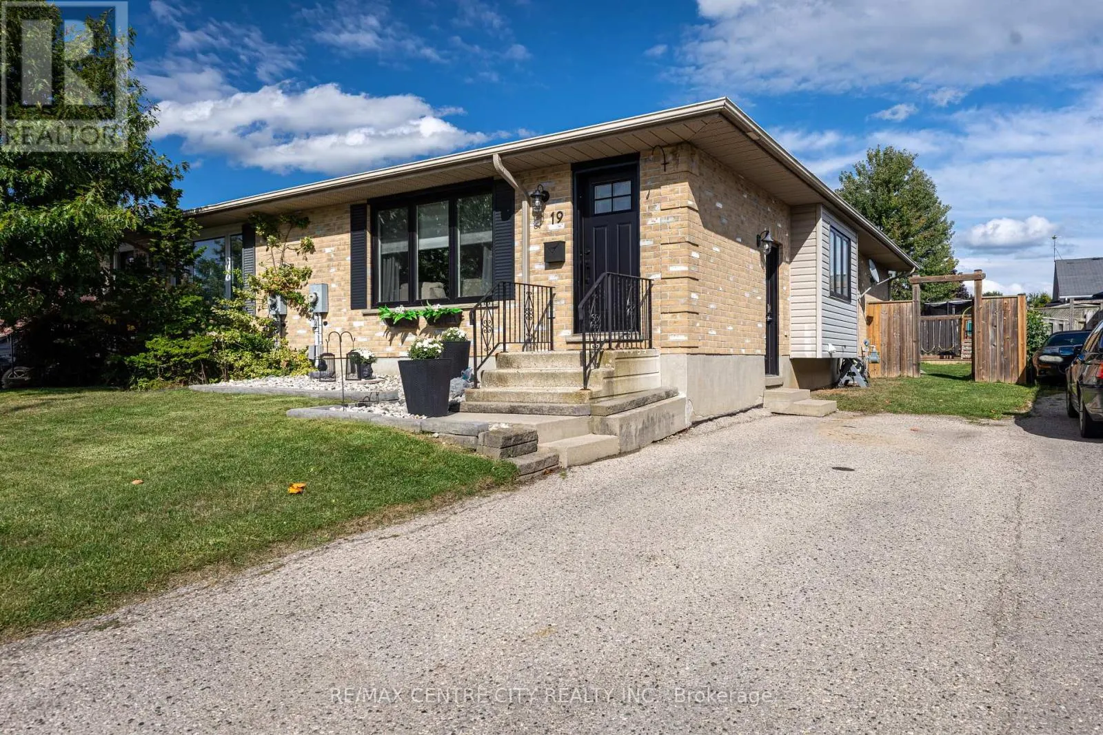 19 CARRIE CRESCENT