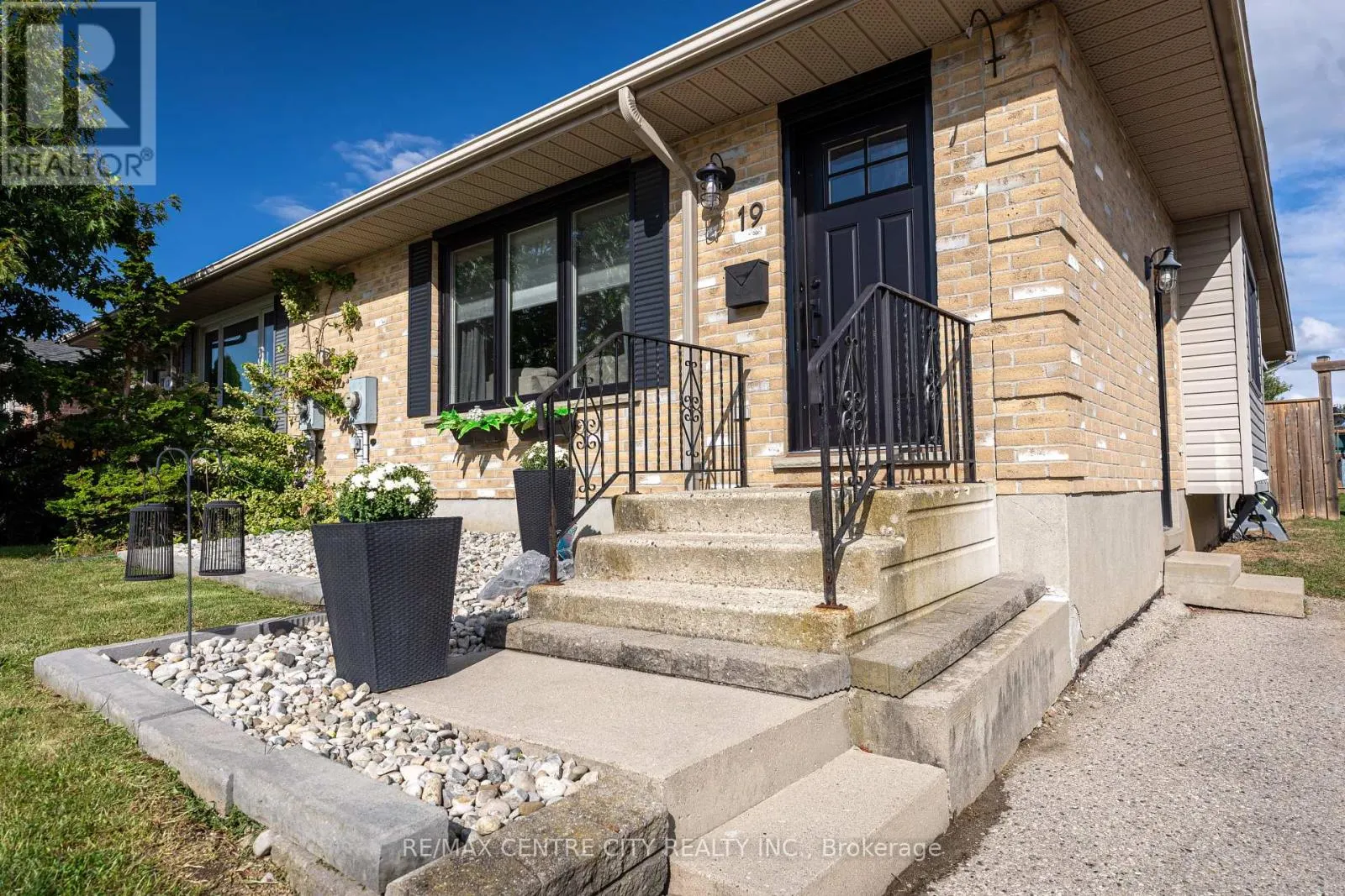 19 CARRIE CRESCENT