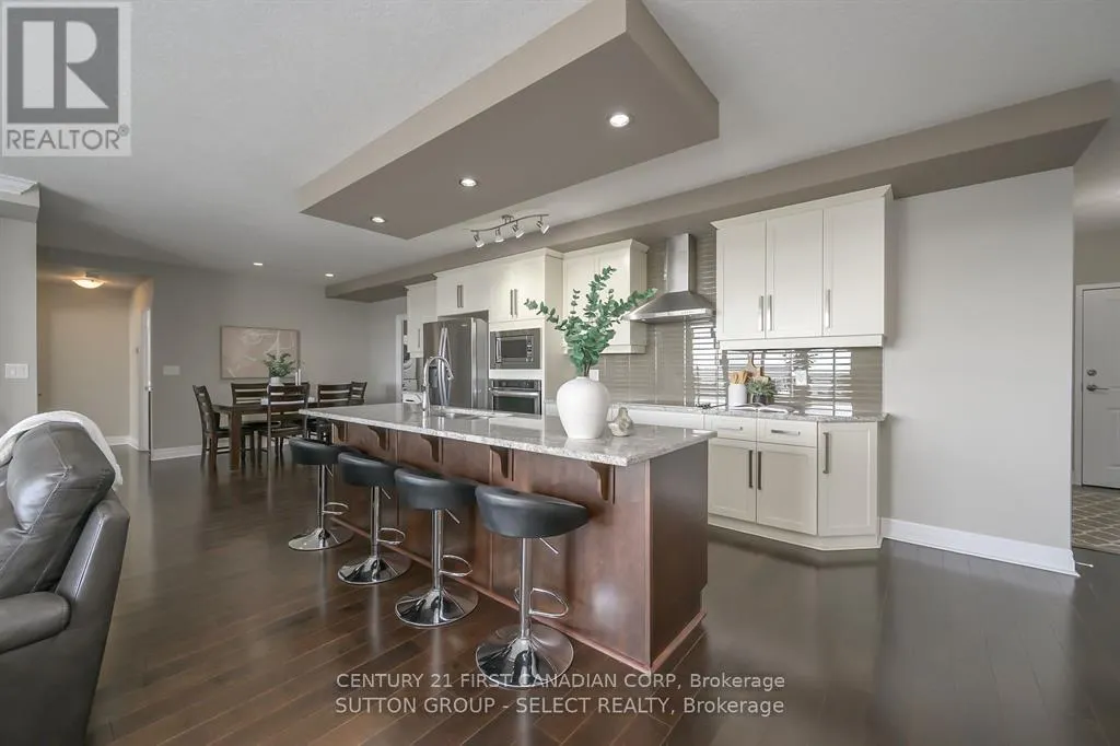 809 - 240 VILLAGEWALK BOULEVARD, #809