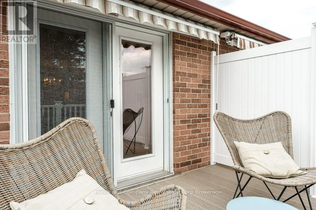 61 - 300 JOHN STREET S, #61