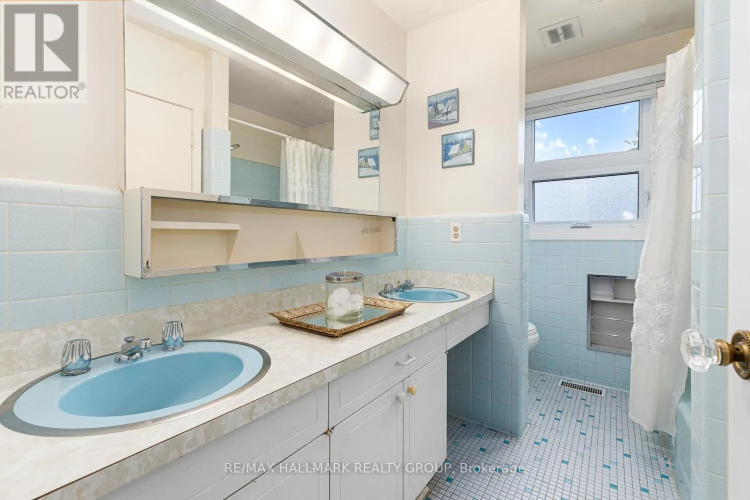 2435 GEORGINA DRIVE