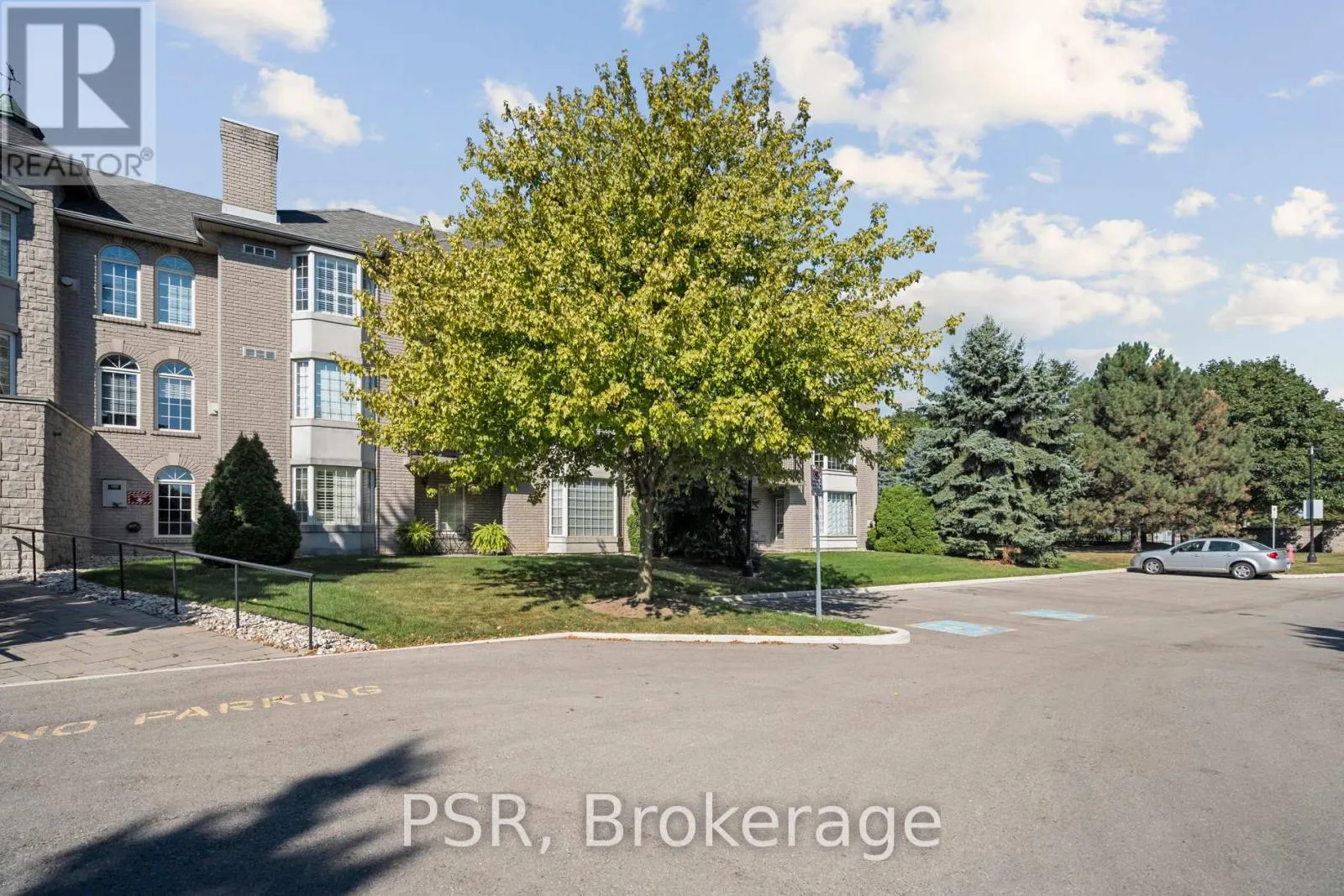 302 - 970 GOLF LINKS ROAD