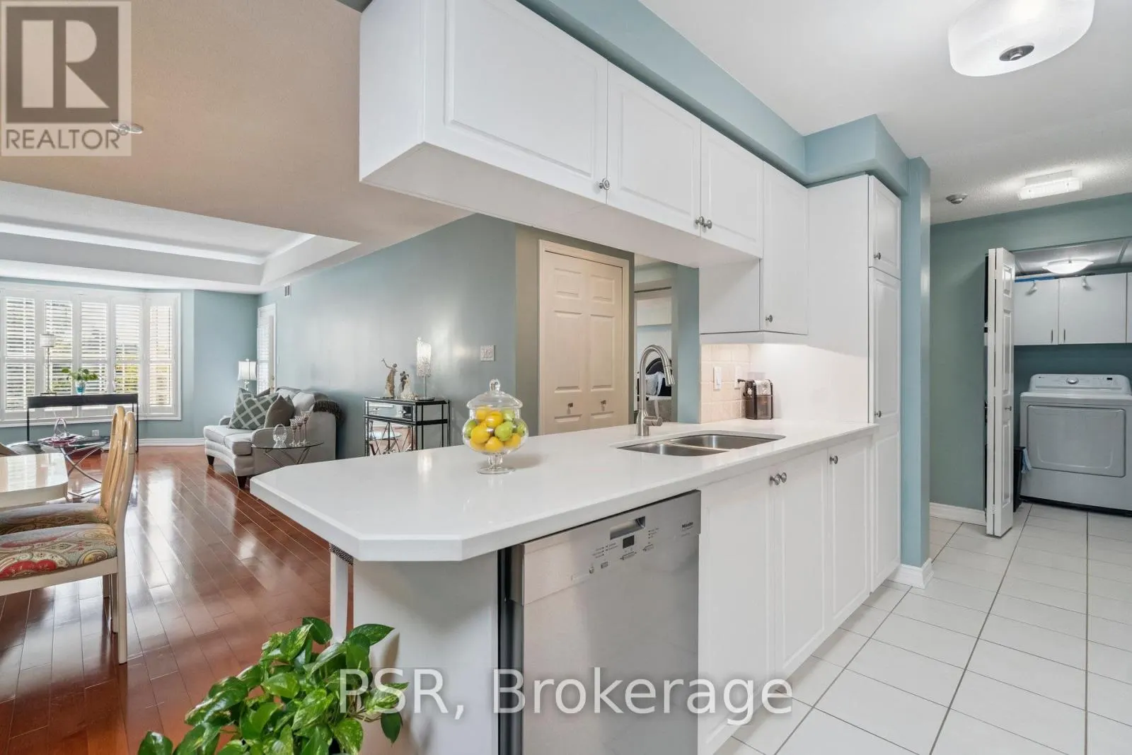302 - 970 GOLF LINKS ROAD