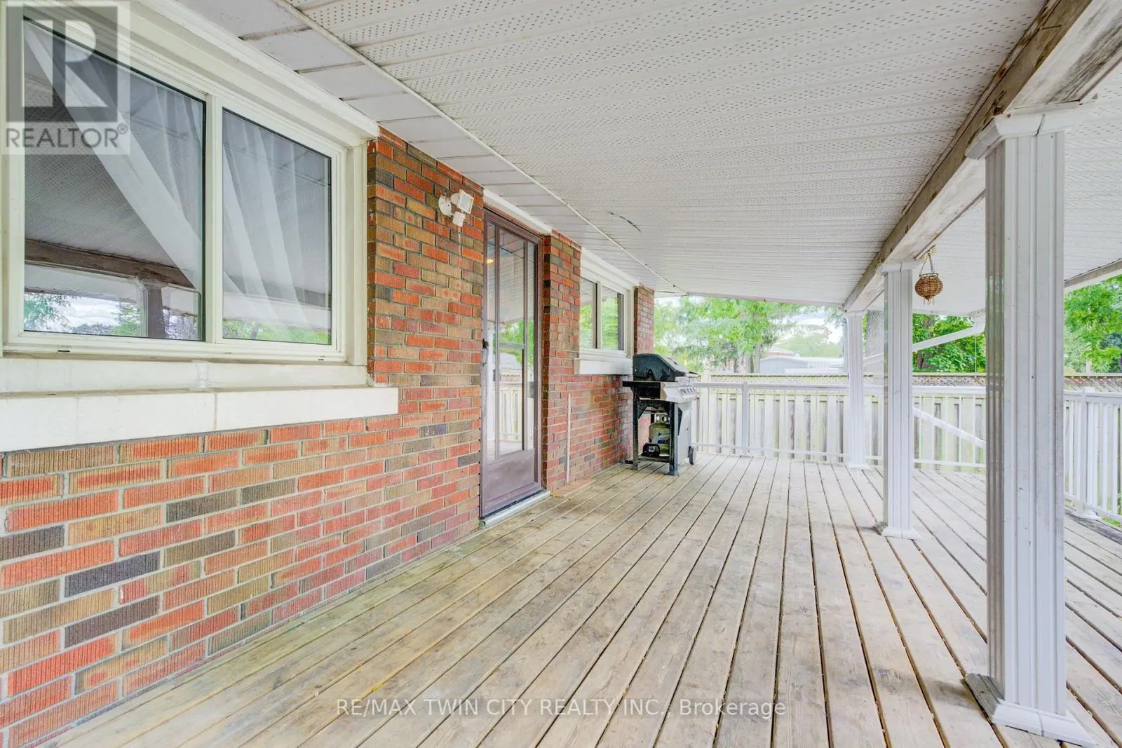 168 DUNDAS STREET N