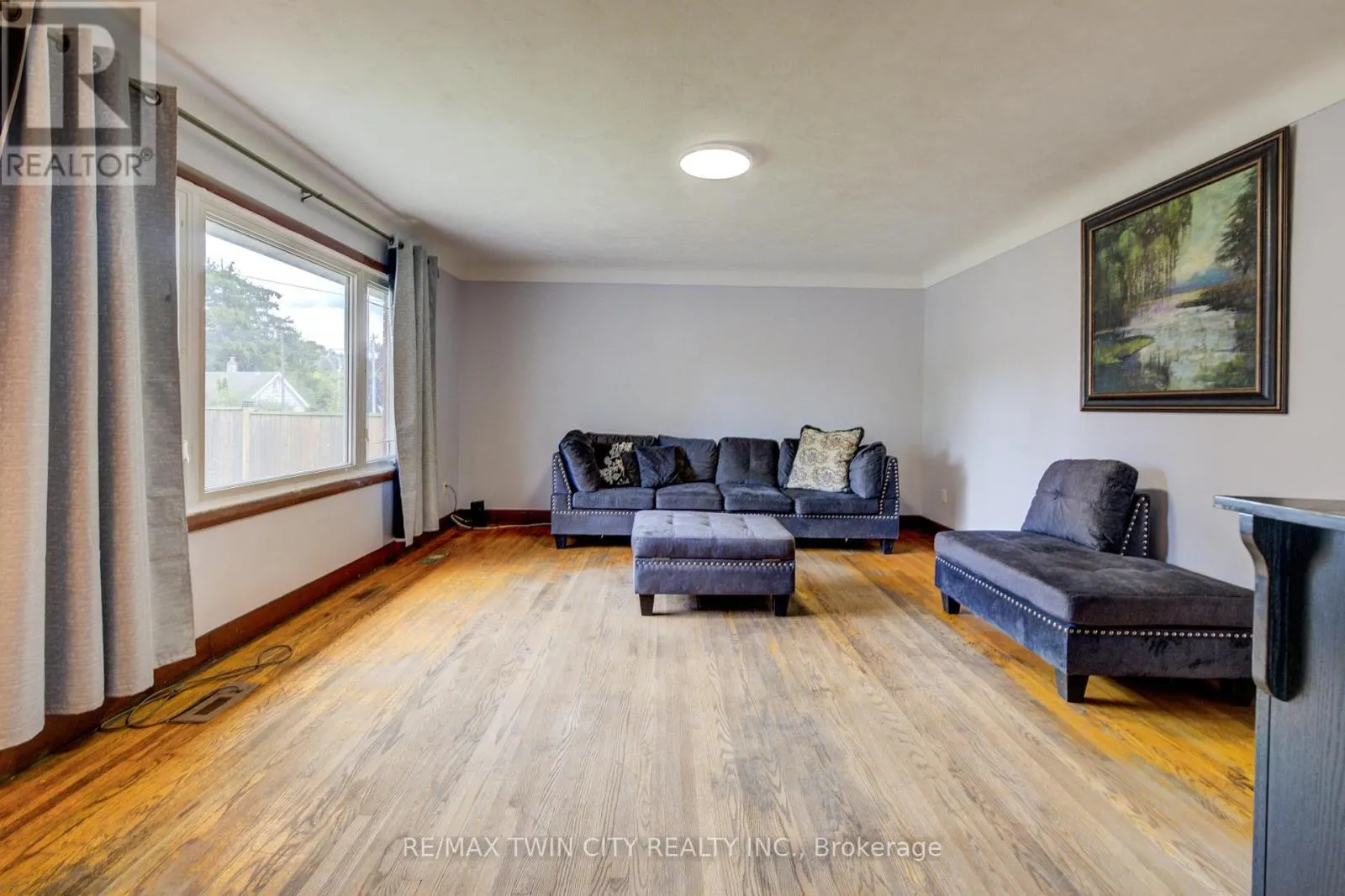 168 DUNDAS STREET N