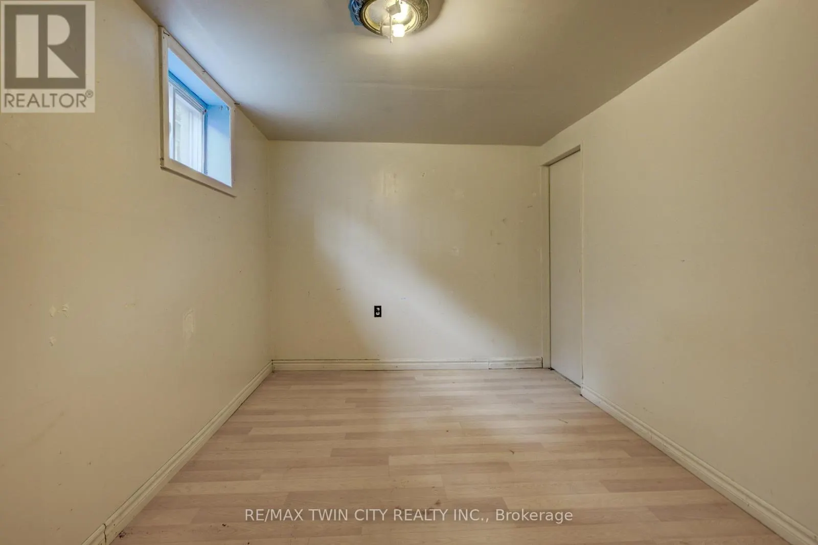 168 DUNDAS STREET N
