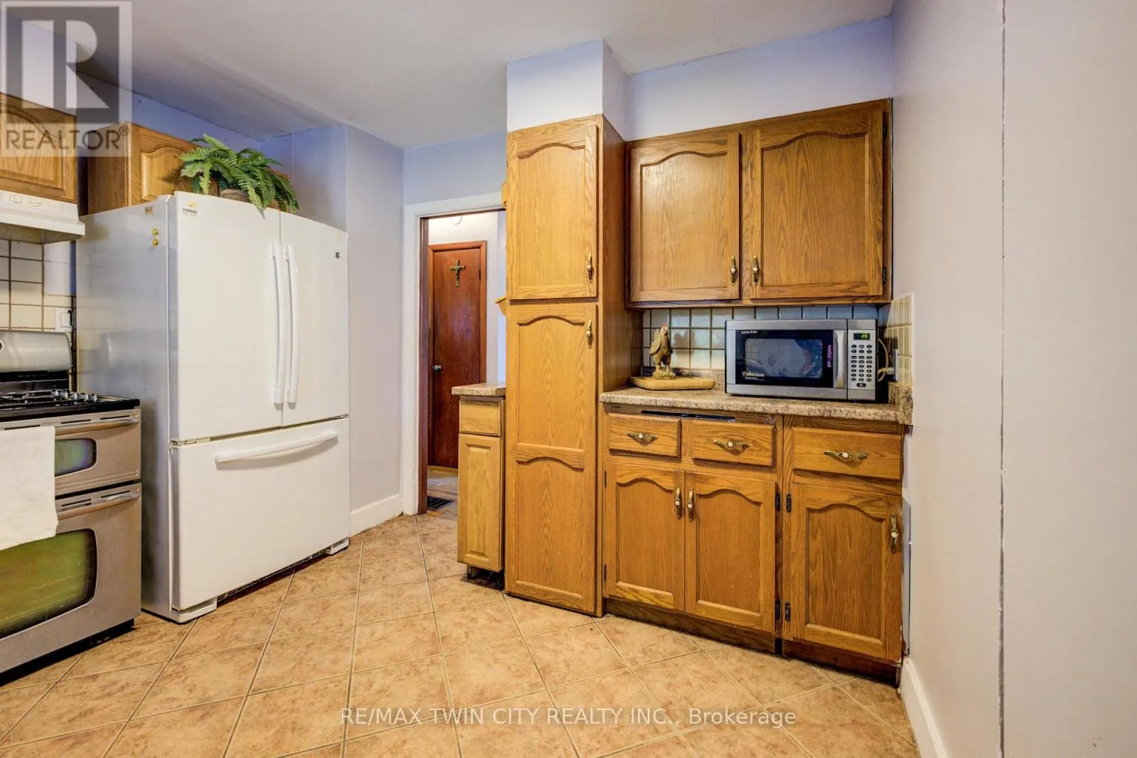 168 DUNDAS STREET N