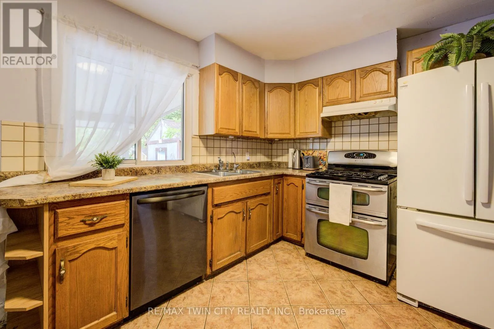 168 DUNDAS STREET N