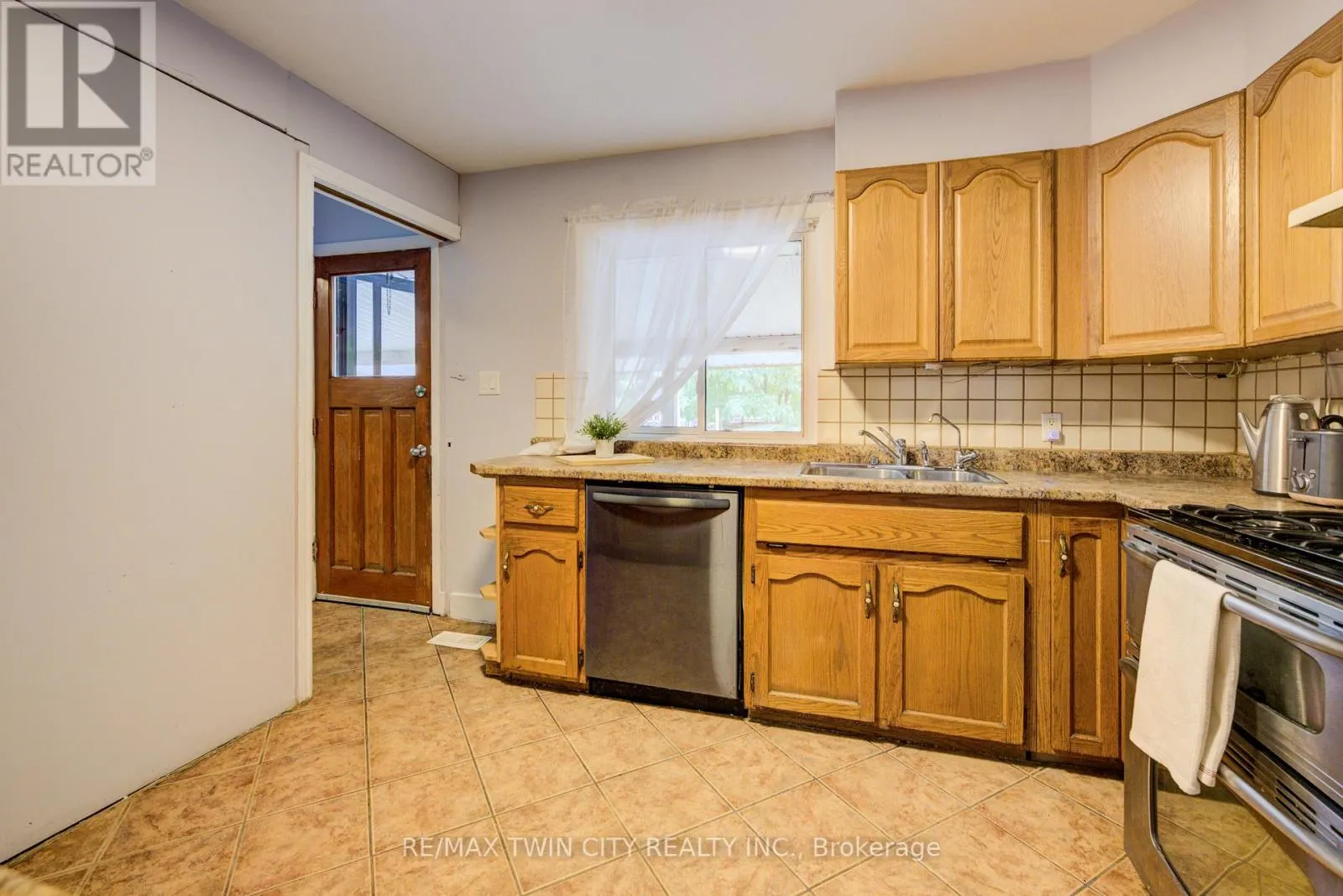 168 DUNDAS STREET N