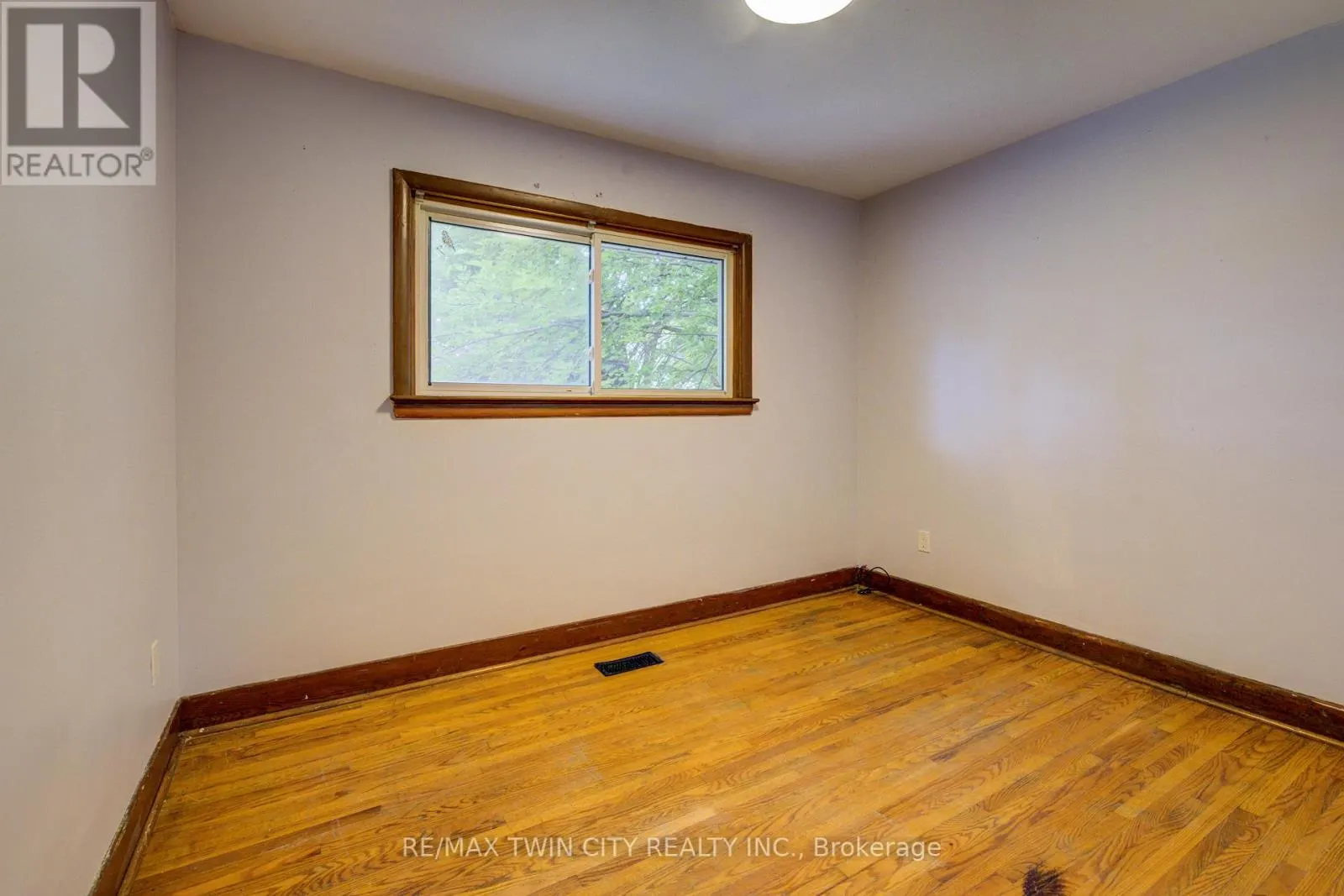 168 DUNDAS STREET N
