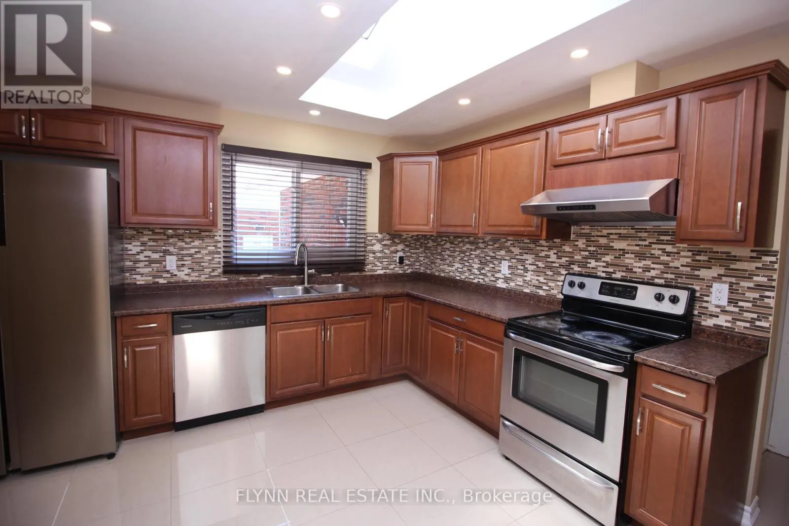 UPPER - 7139 WARDEN AVENUE