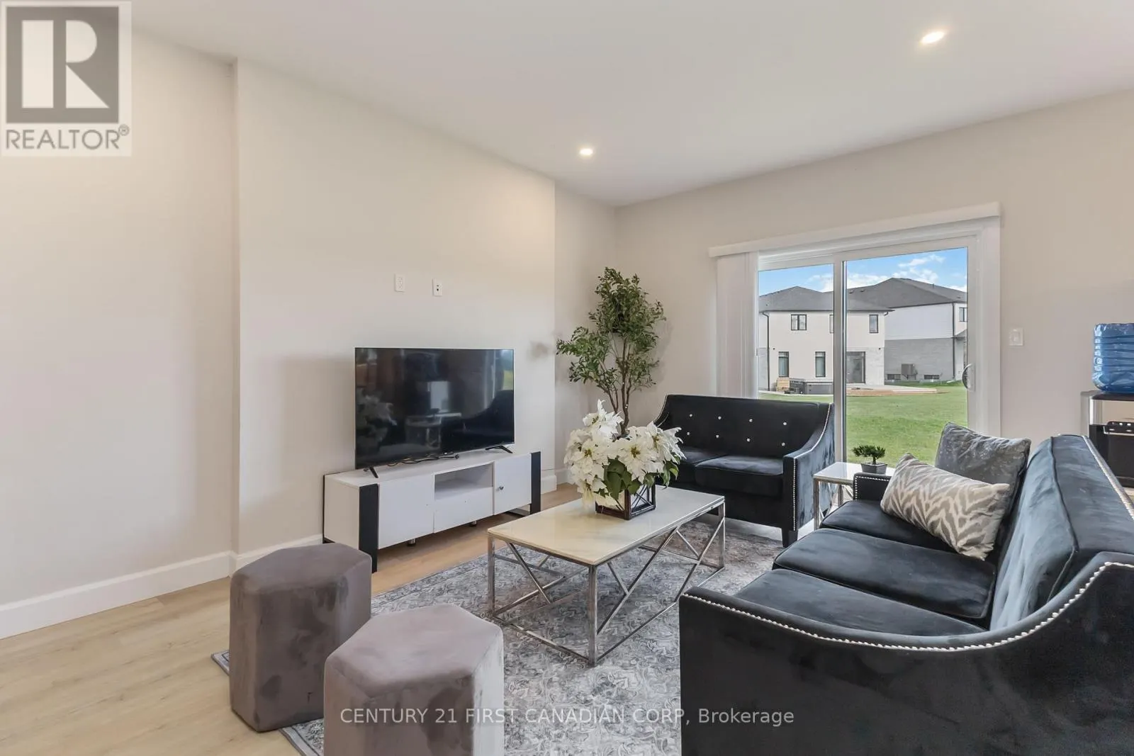 6707 ROYAL MAGNOLIA AVENUE