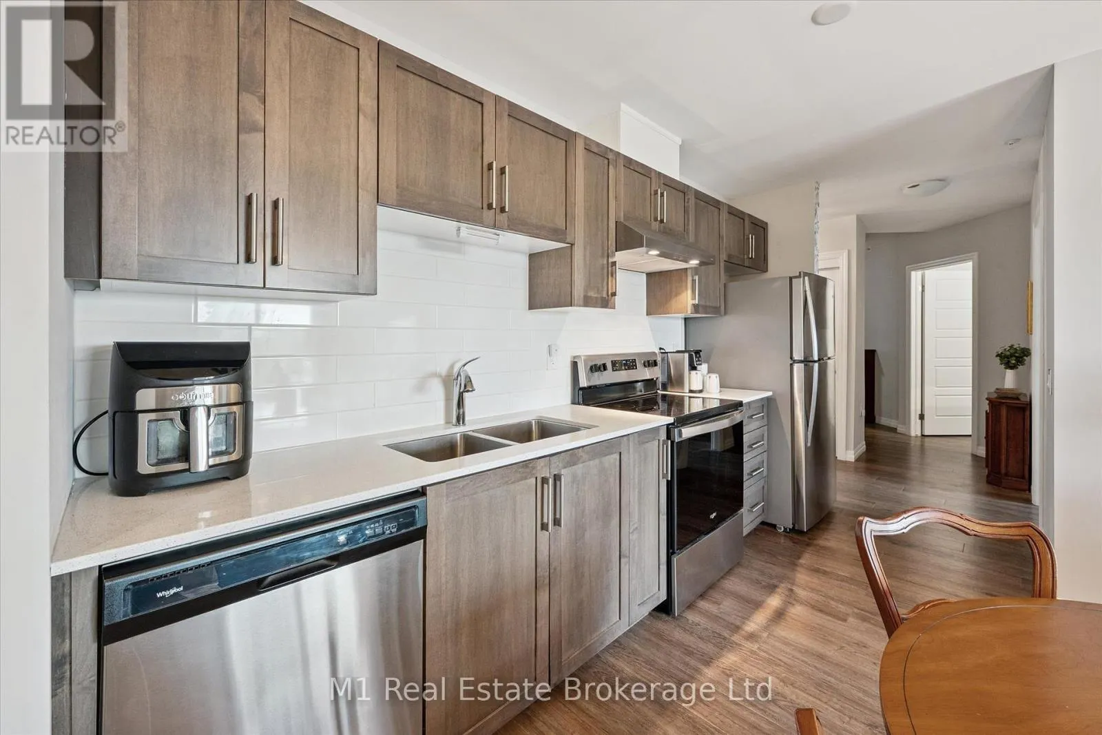 215 - 35 KINGSBURY SQUARE, #215