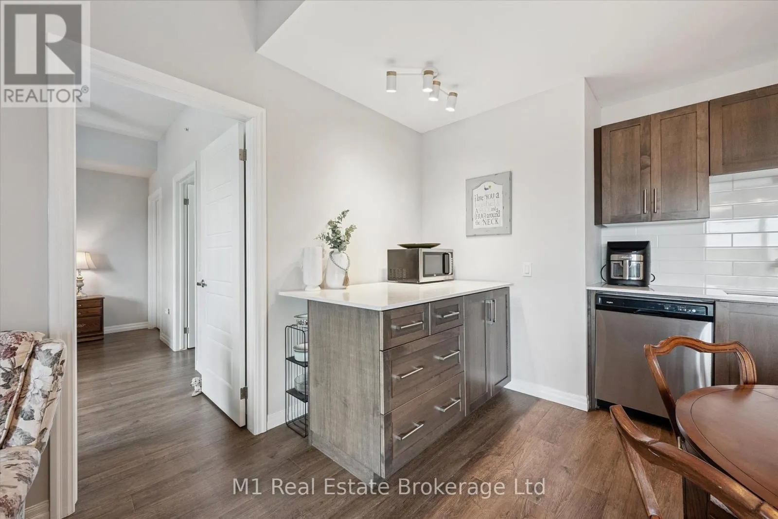 215 - 35 KINGSBURY SQUARE, #215