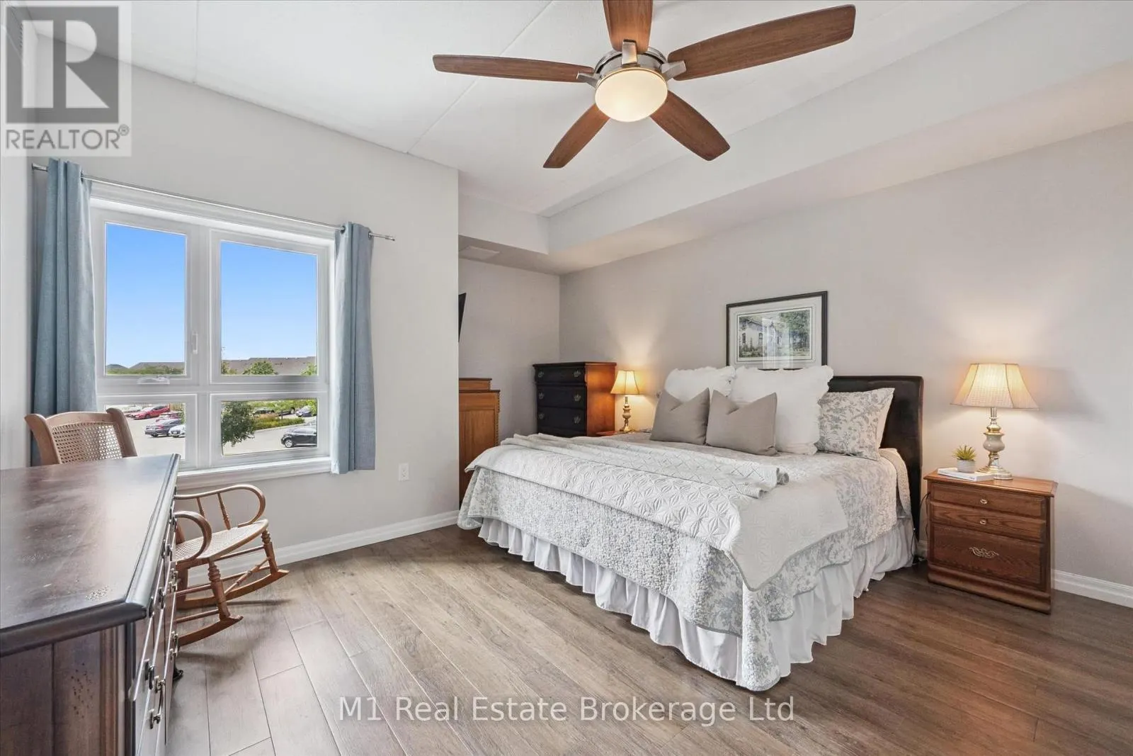 215 - 35 KINGSBURY SQUARE, #215