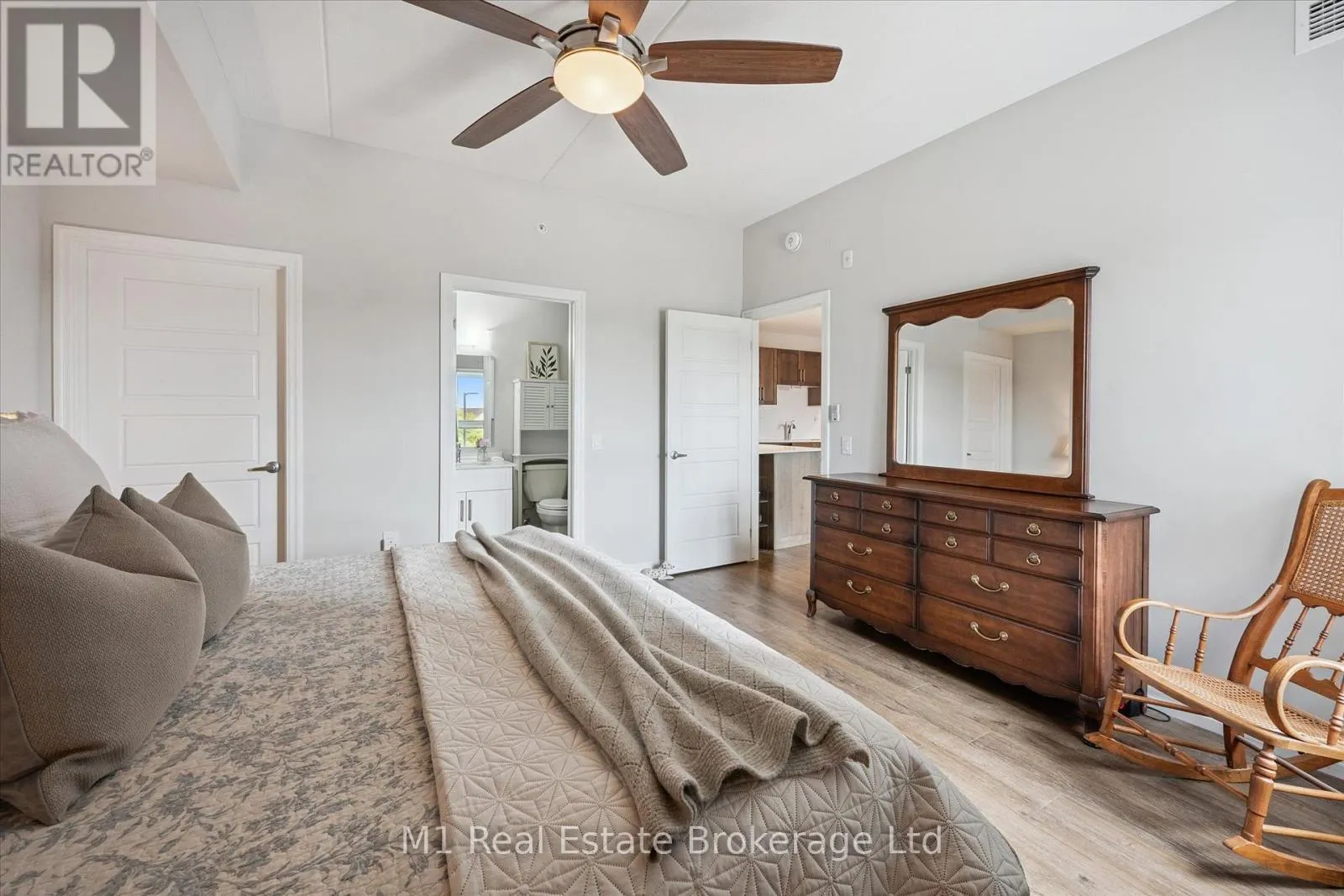 215 - 35 KINGSBURY SQUARE, #215