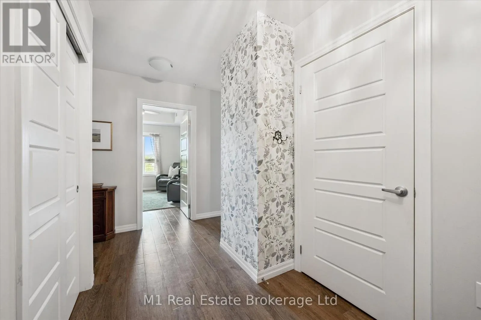 215 - 35 KINGSBURY SQUARE, #215
