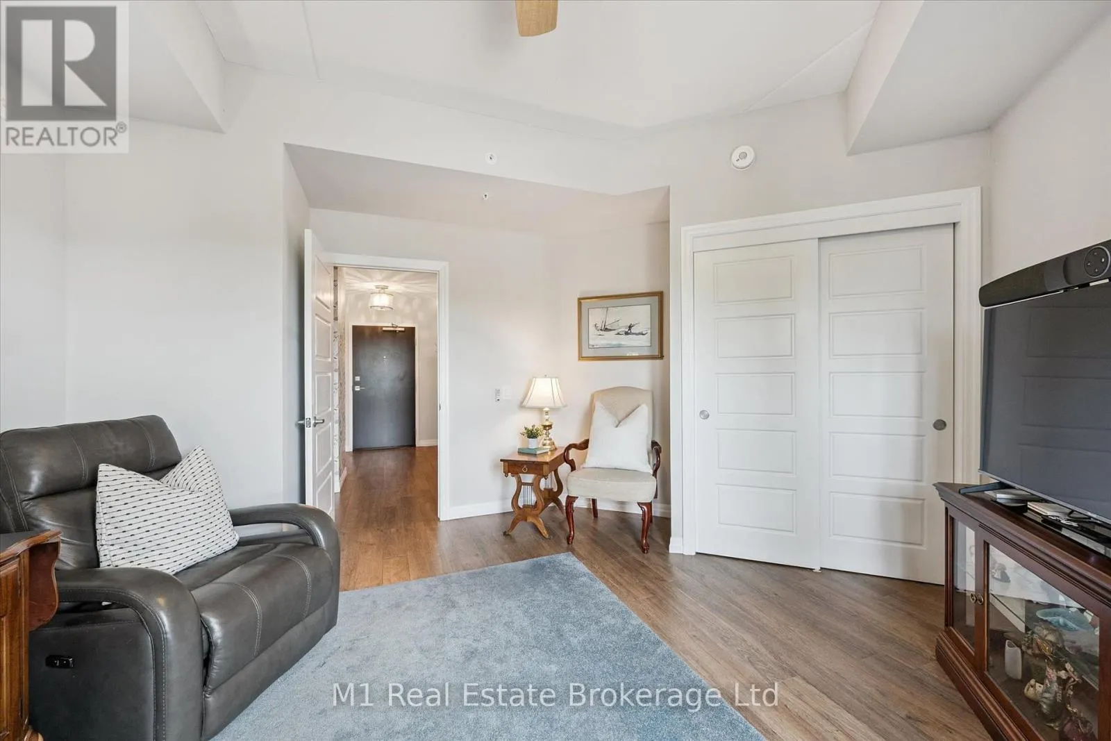 215 - 35 KINGSBURY SQUARE, #215