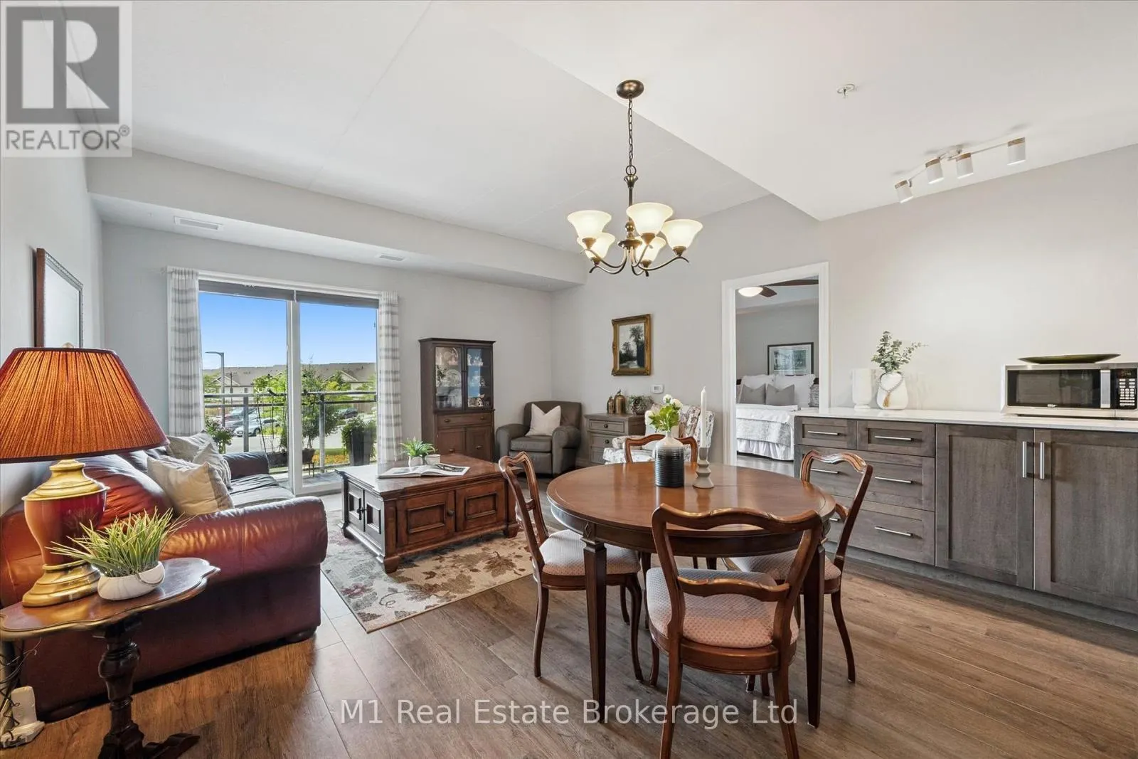 215 - 35 KINGSBURY SQUARE, #215