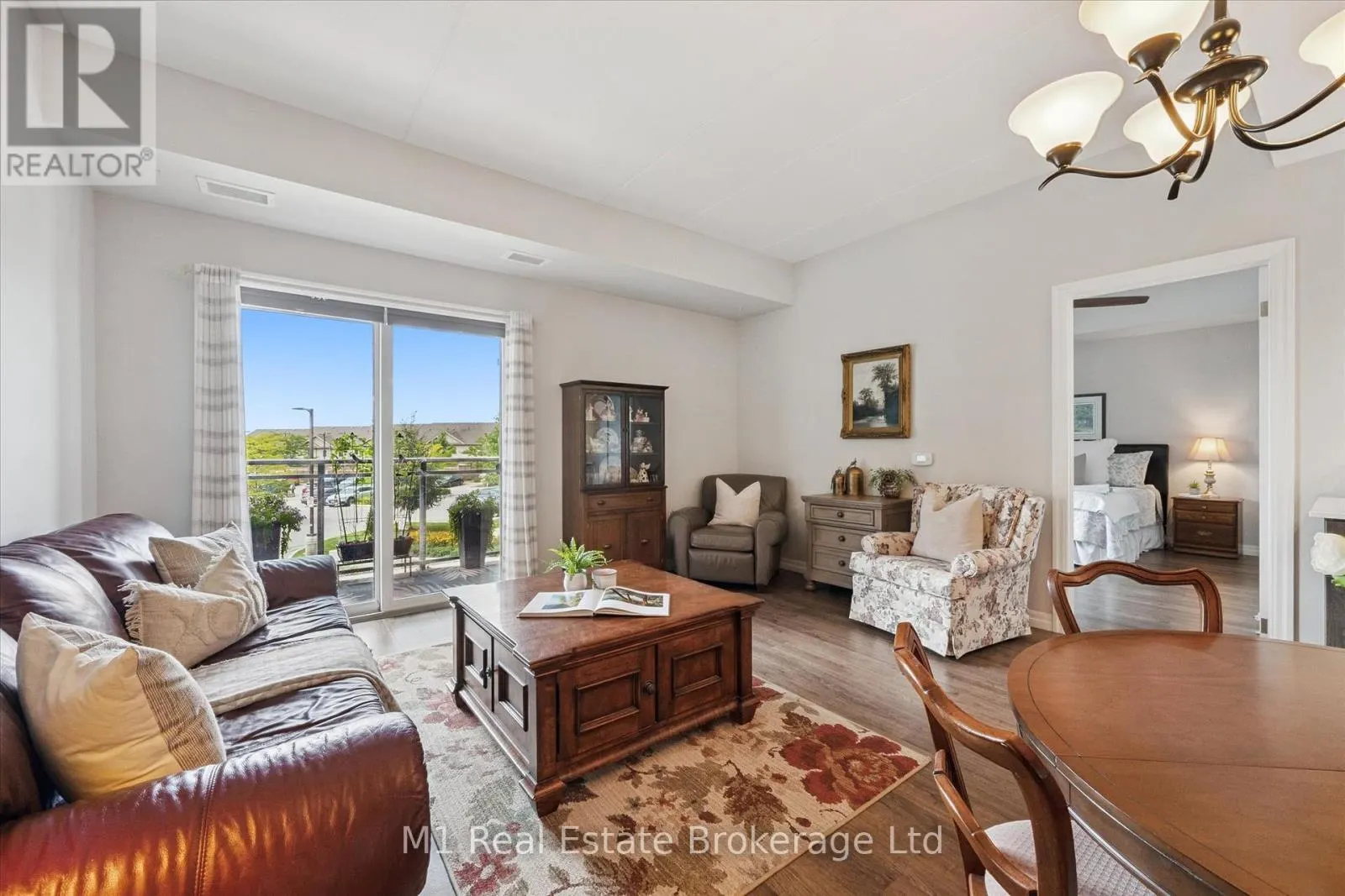 215 - 35 KINGSBURY SQUARE, #215