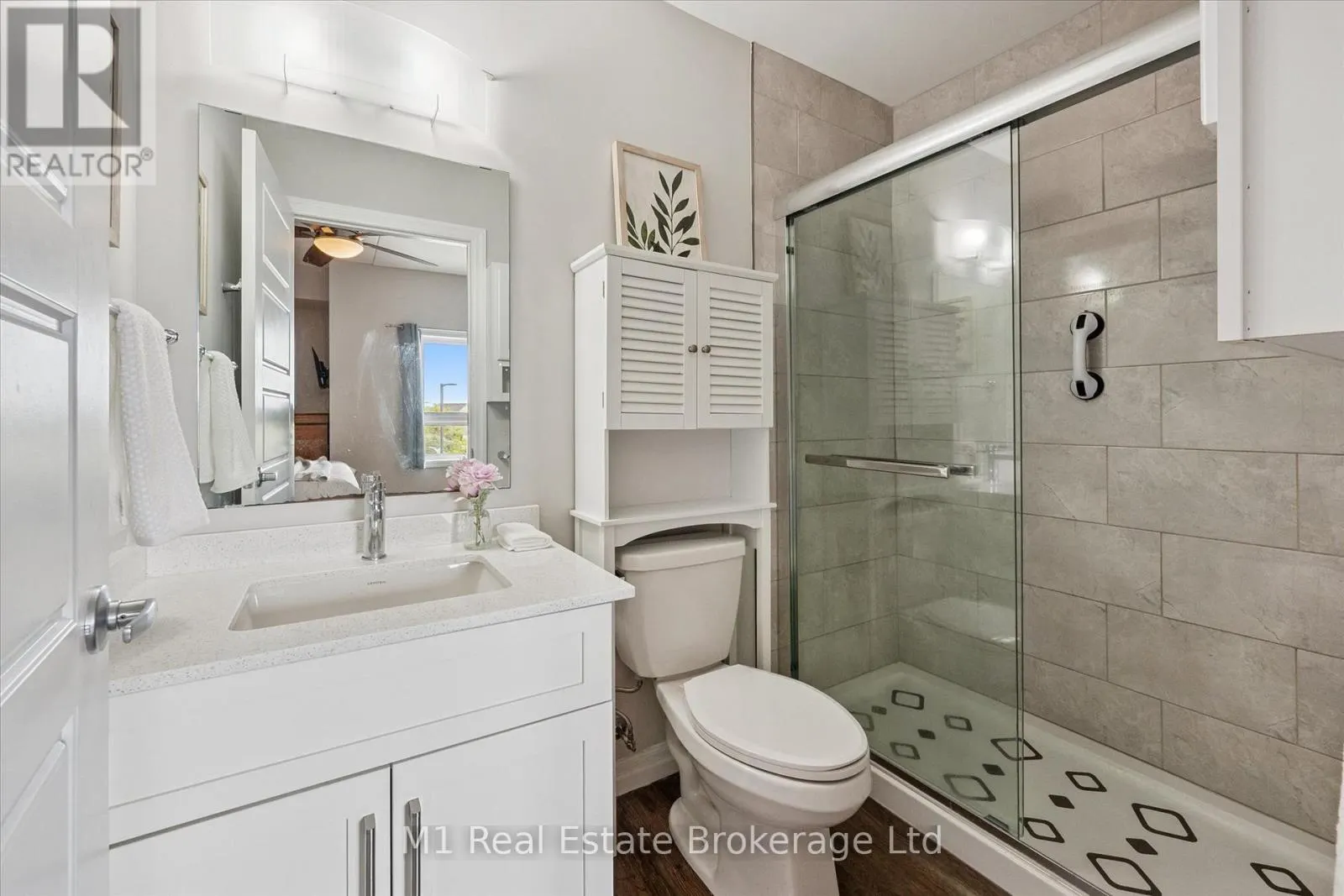 215 - 35 KINGSBURY SQUARE, #215
