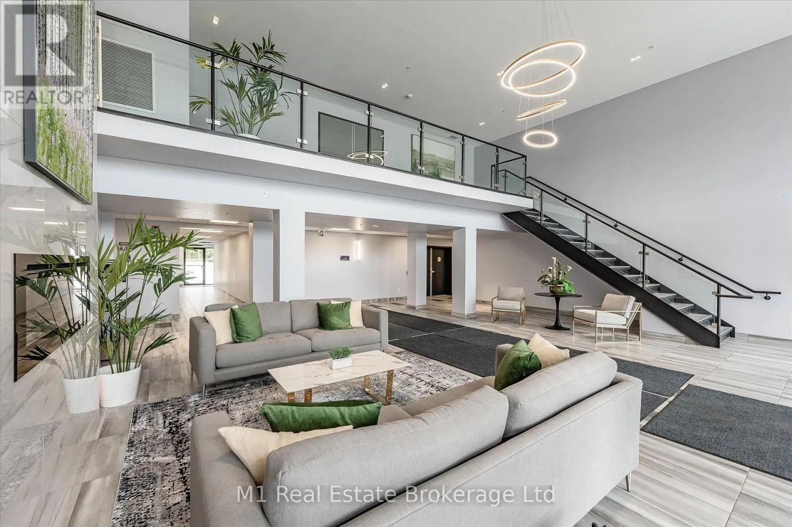 215 - 35 KINGSBURY SQUARE, #215